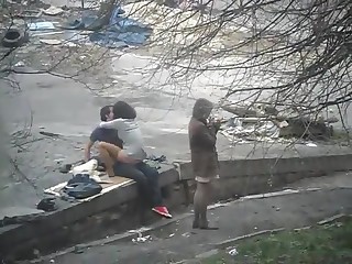 Распутная студентка в позе наездницы оседлала член ухажера прямо на улице в парке