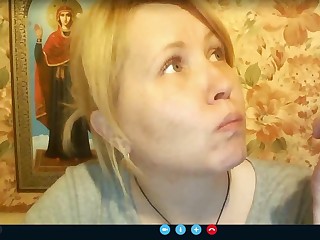 50 летняя одинокая хозяйка на вебку приспустила лифчик и показала торчащий сосок на груди
