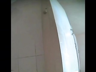 Скрытая камера снимает писающую на корточках голую незнакомку в женском туалете