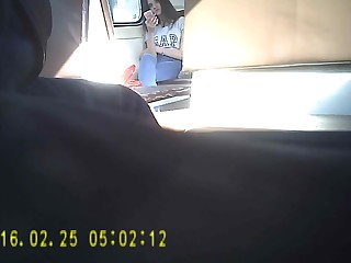 Похотливый мужик дрочит пенис на ничего не подозревающую девку в поезде
