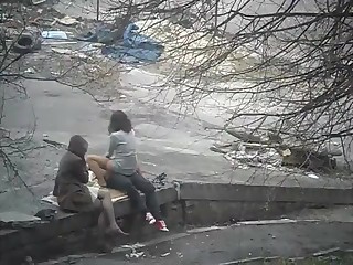 Пьяная студентка вылезла на член своего ебаря, трахаясь с ним в парке